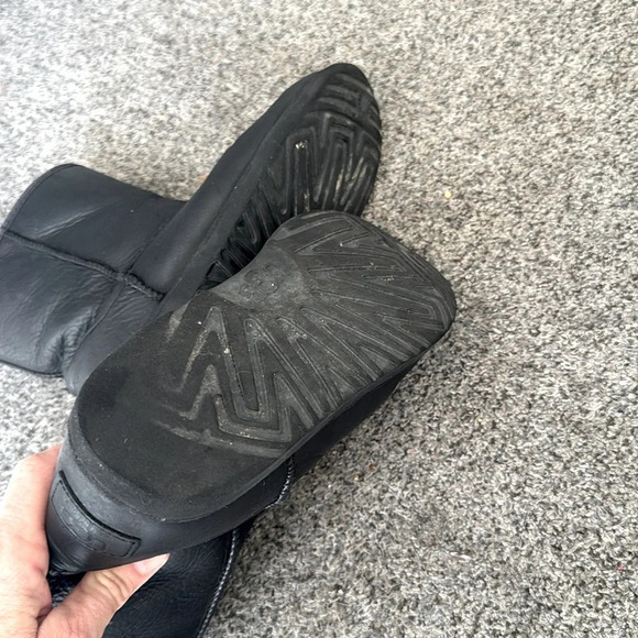 Waterproof ugg black short boots size 6 - Picture 7 of 9